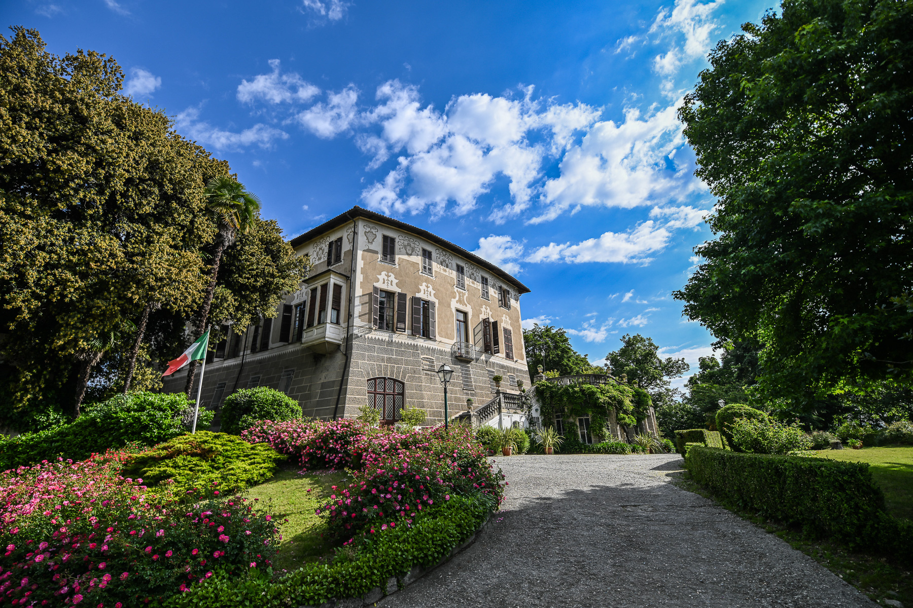 Sem and Valentina wedding at Castello Benso Mercenasco, editorial wedding photography Piedmont